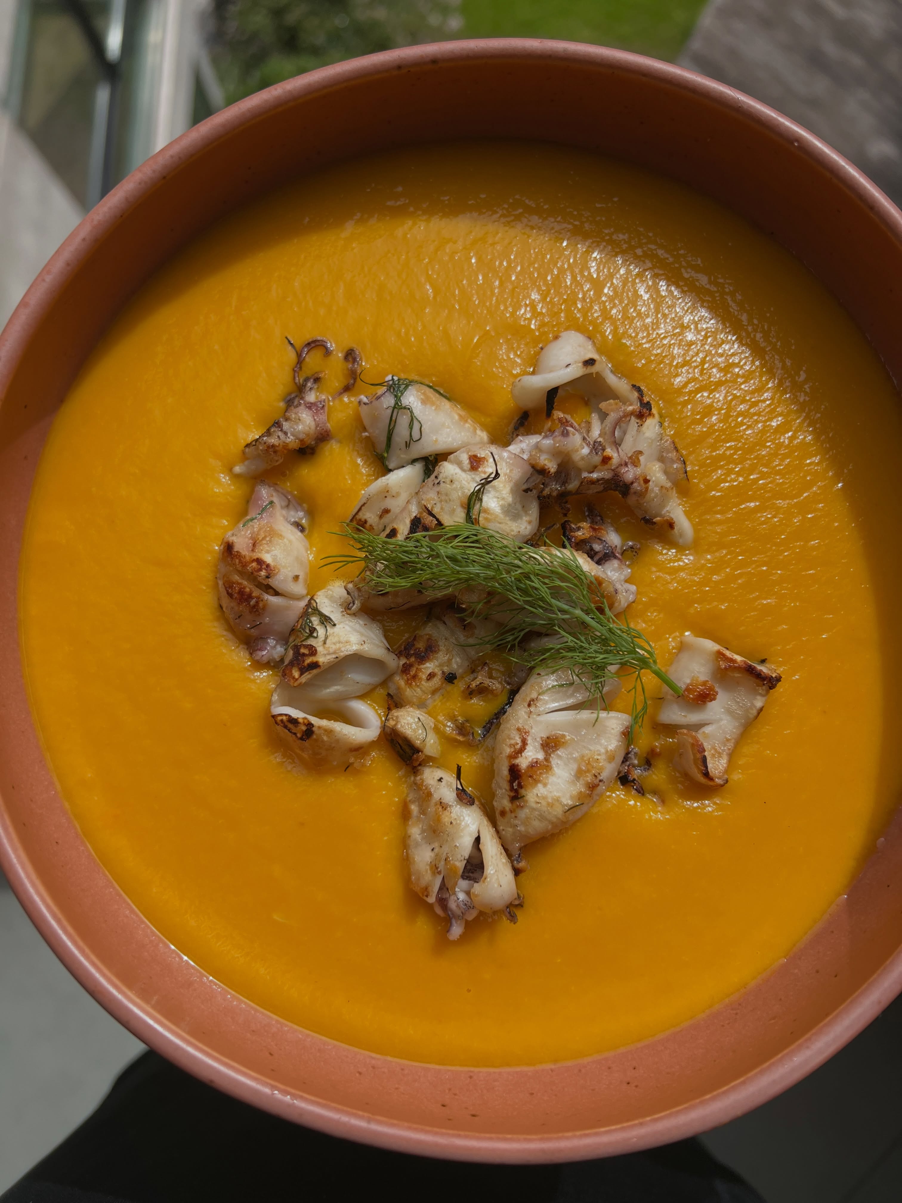 Crema de calabaza y boniato con calamares a la plancha