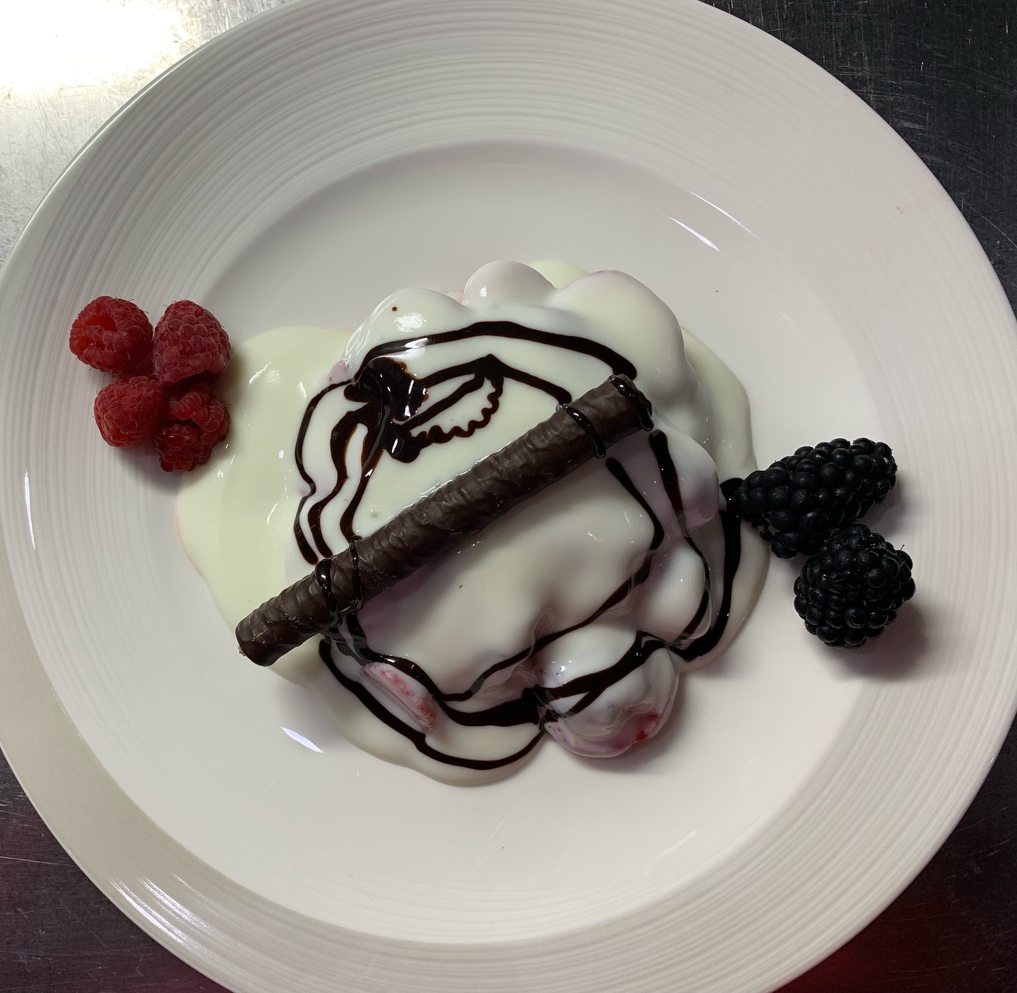 Frambuesas, crema griega y chocolate