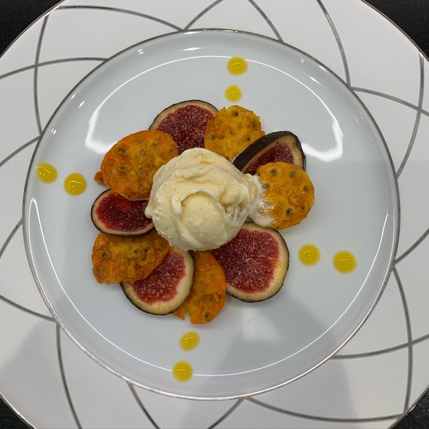 Higos con helado de macadamia y coulis de mango