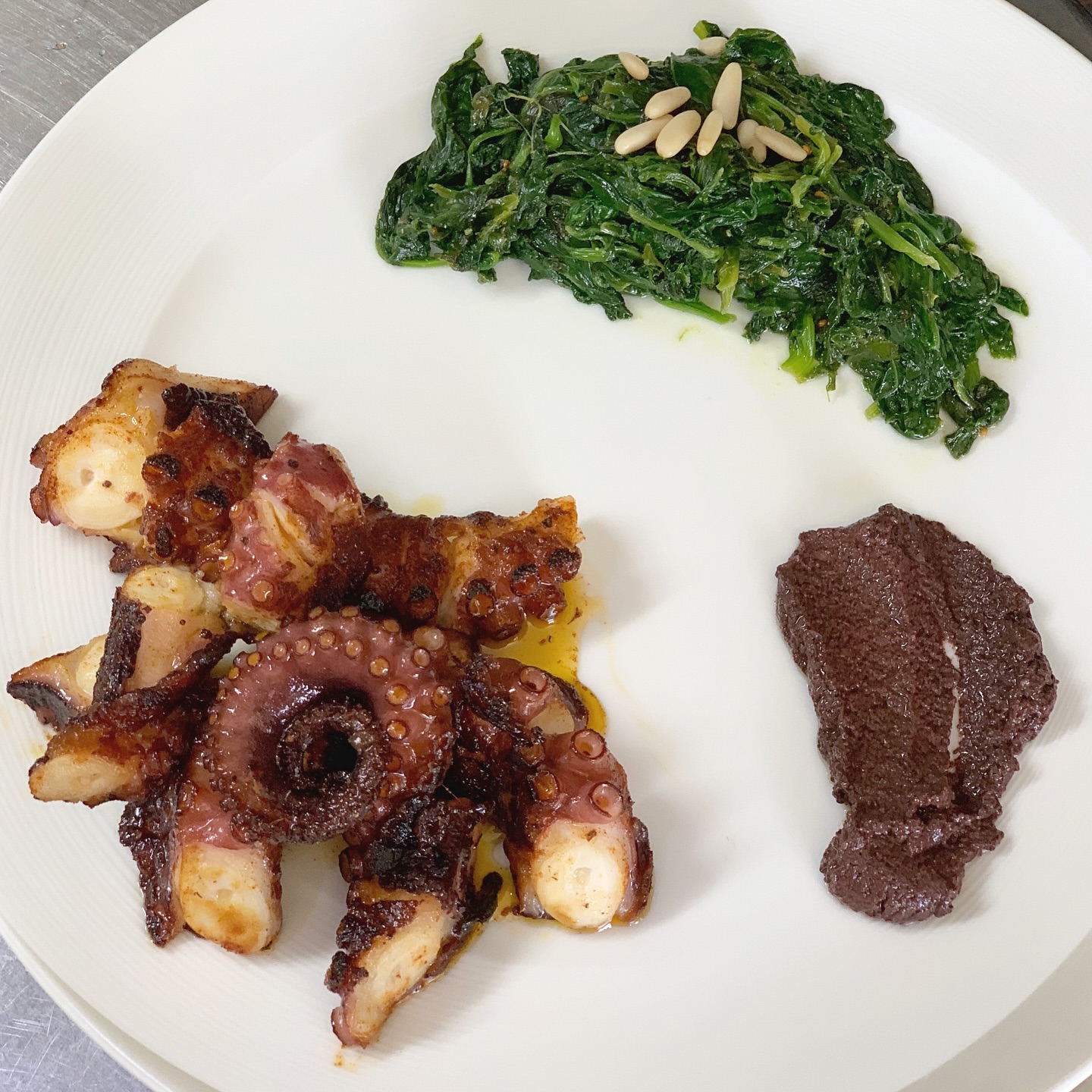 Pulpo con tierra de olivas y espinacas