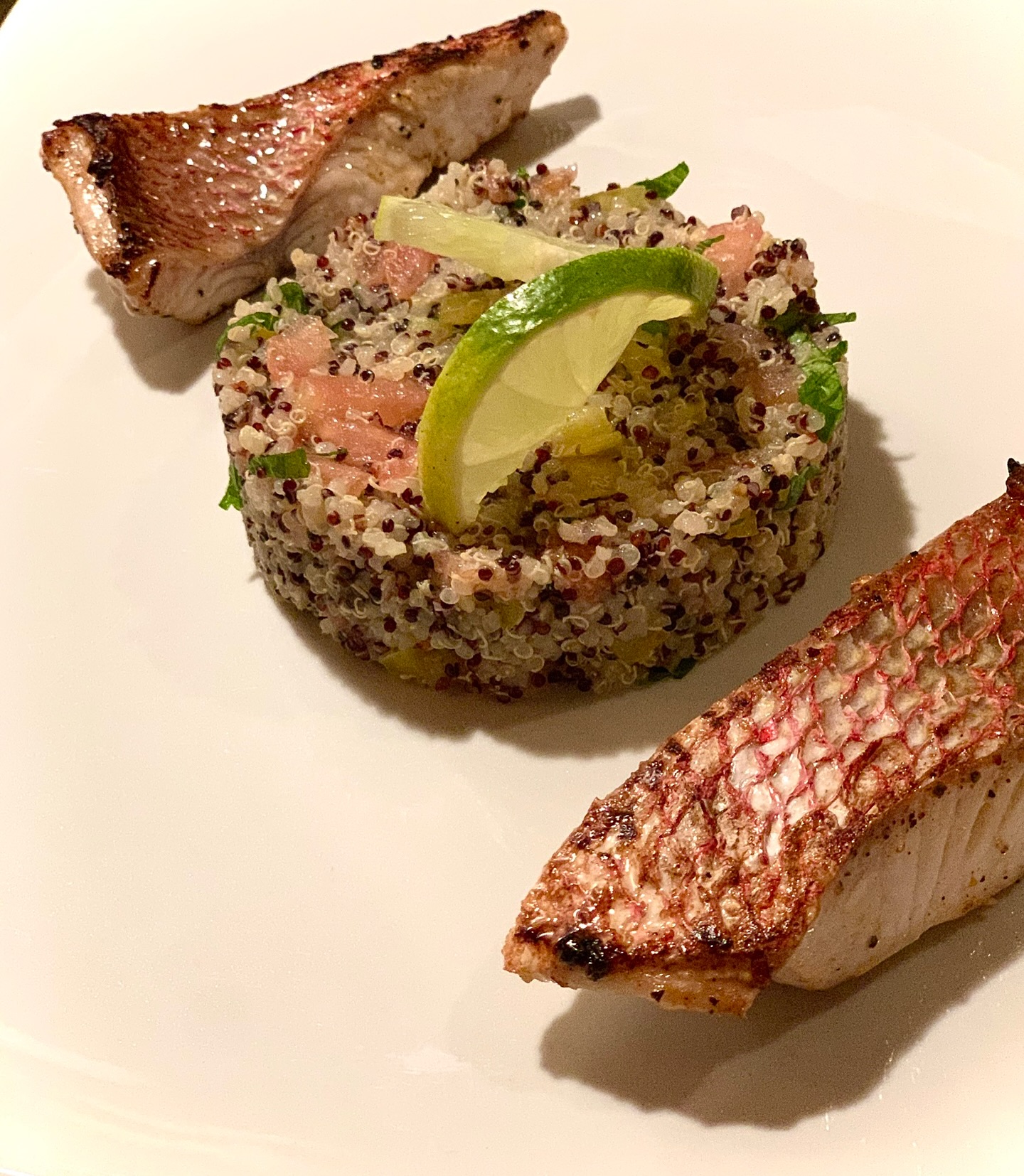 Pargo con trío de quinoa y finas hierbas