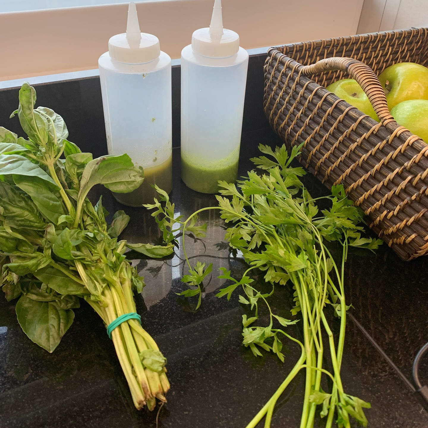 Salsas caseras y aromáticas de huerta