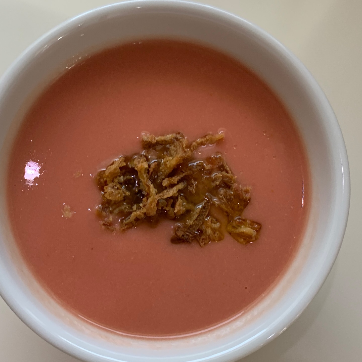 Crema rosada con guarnición crujiente