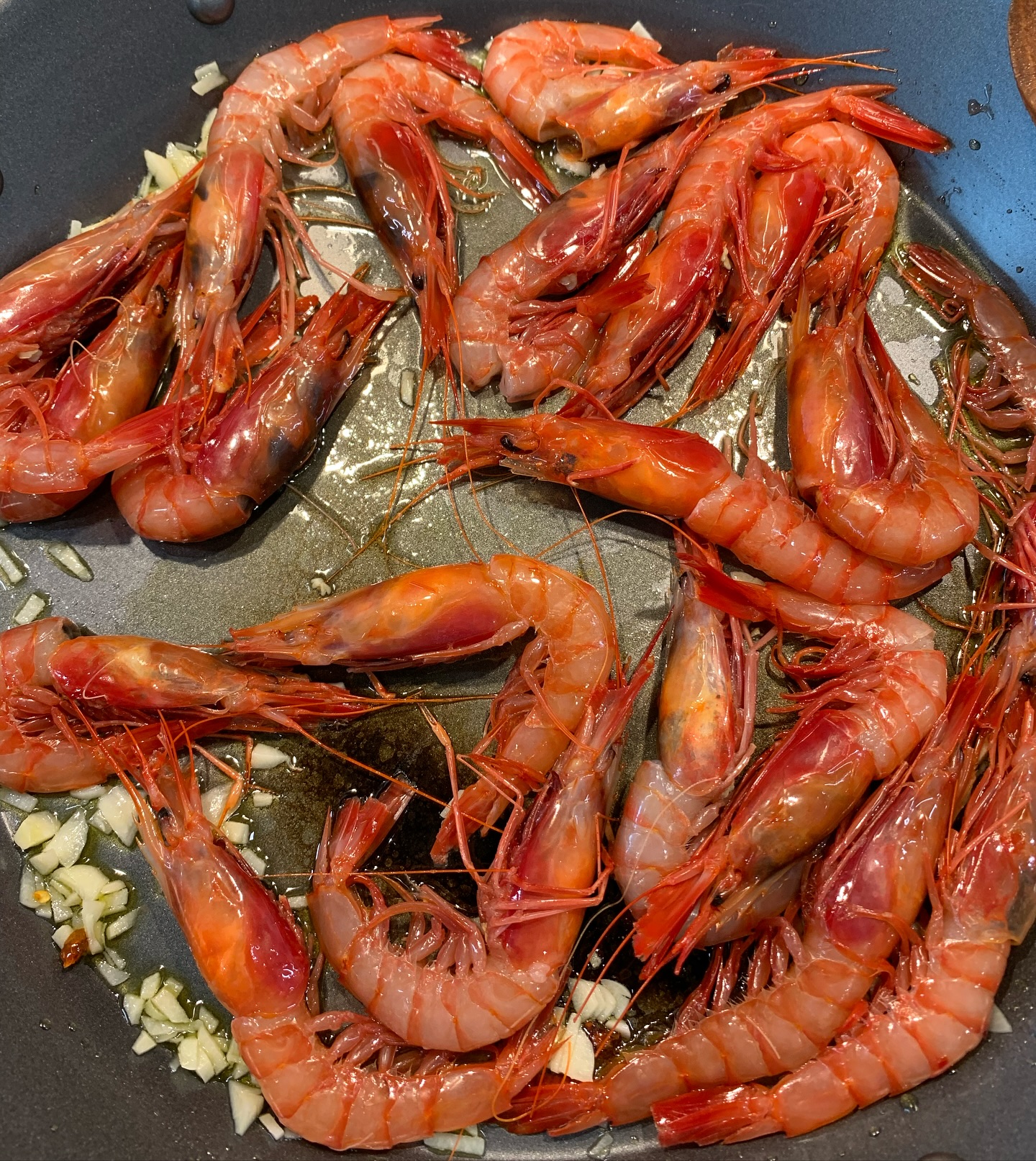 Crustáceos rojos en la sartén