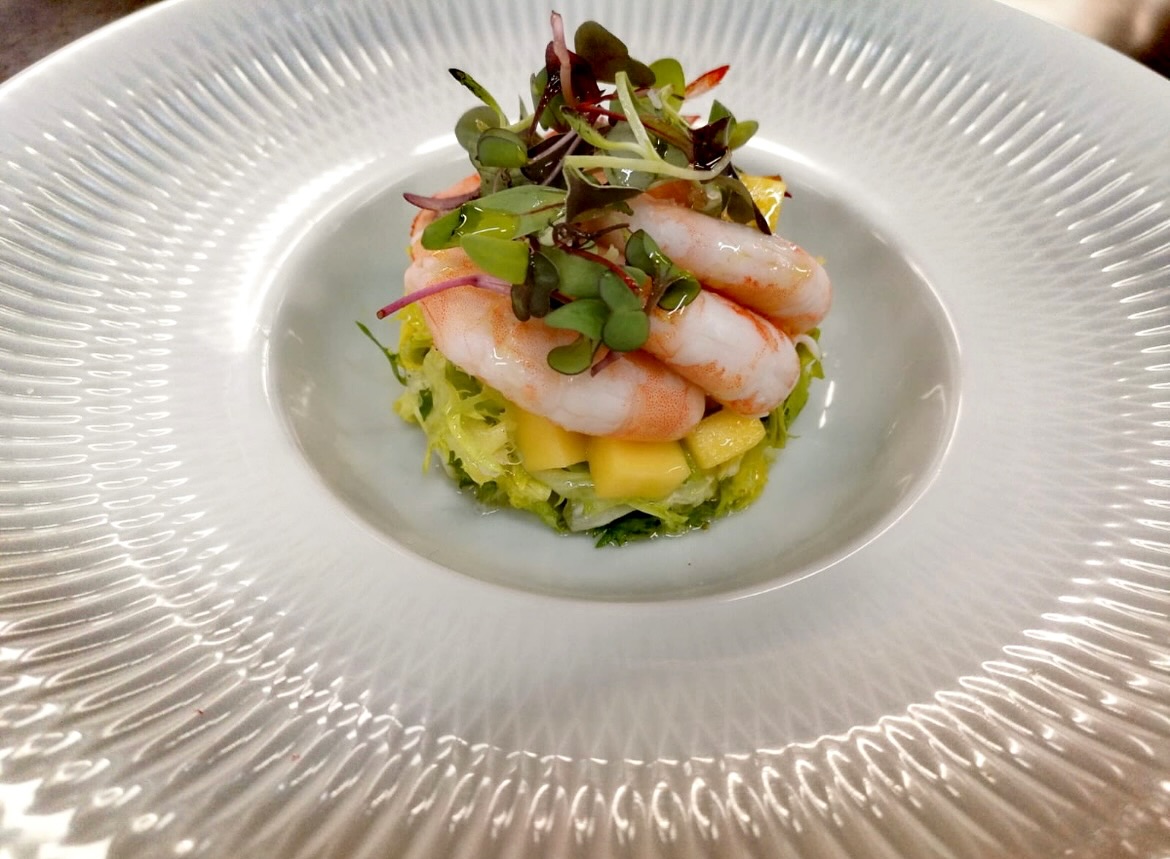 Plato de langostinos y mango